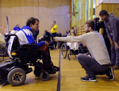 Vy se ptáte, my odpovídáme. Připojte se k Powerchair Hockey NA DOMA.